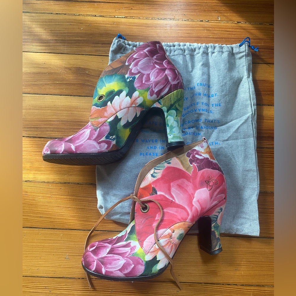 NWOB John Fluevog Floral multicolor Heel Booties round toes leather retro